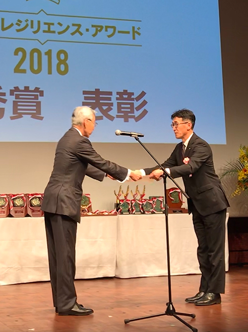 写真:表彰状授与の様子