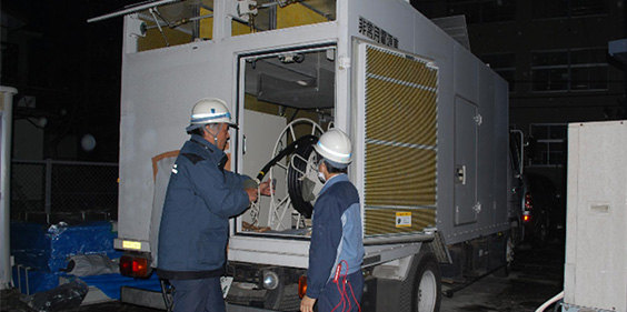 災害対応における移動電源車による停電ビルへの給電作業