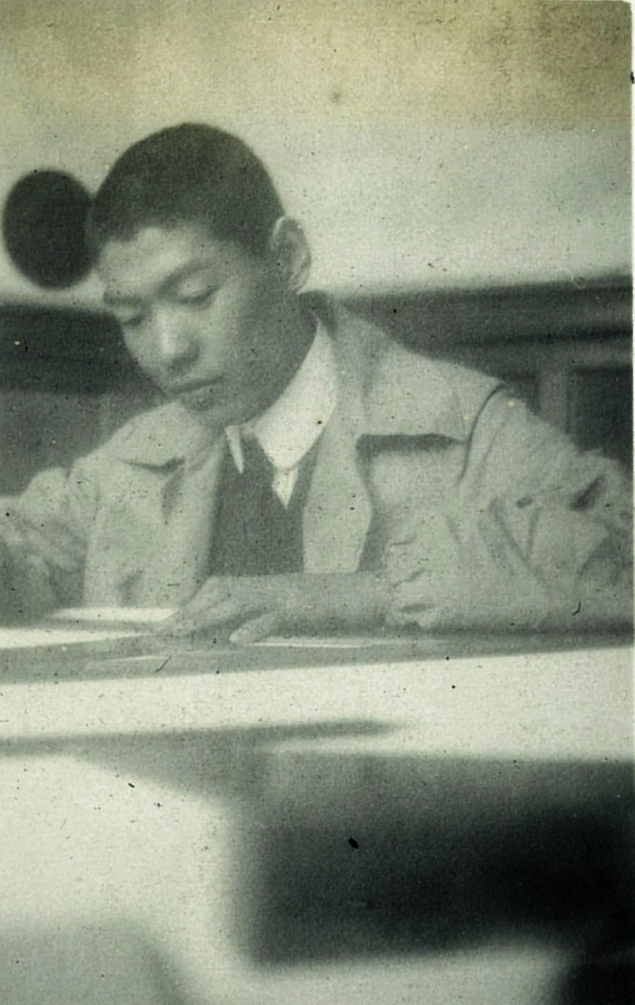 机に向かう青年期の吉田鉄郎