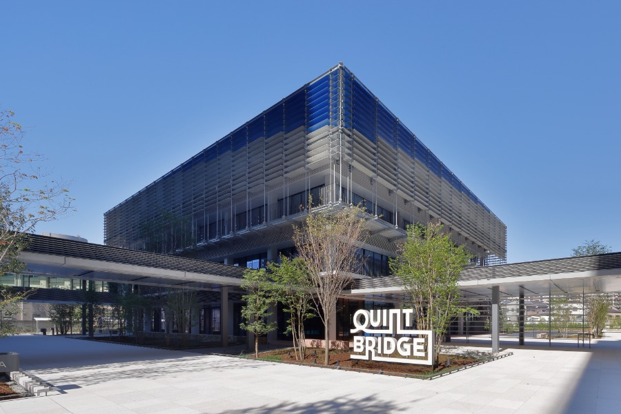 写真：NTT WEST i-CAMPUS A棟・QUINTBRIDGE