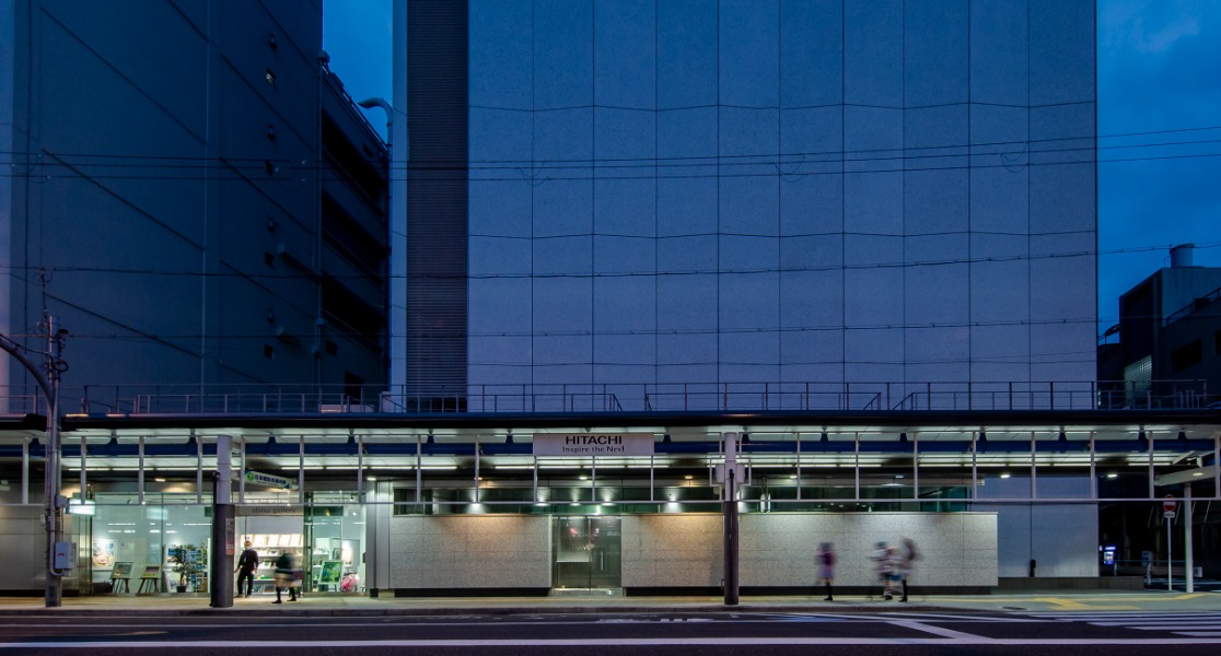 写真：NTT西日本日本橋ビル（外観西面低層部-夜景）