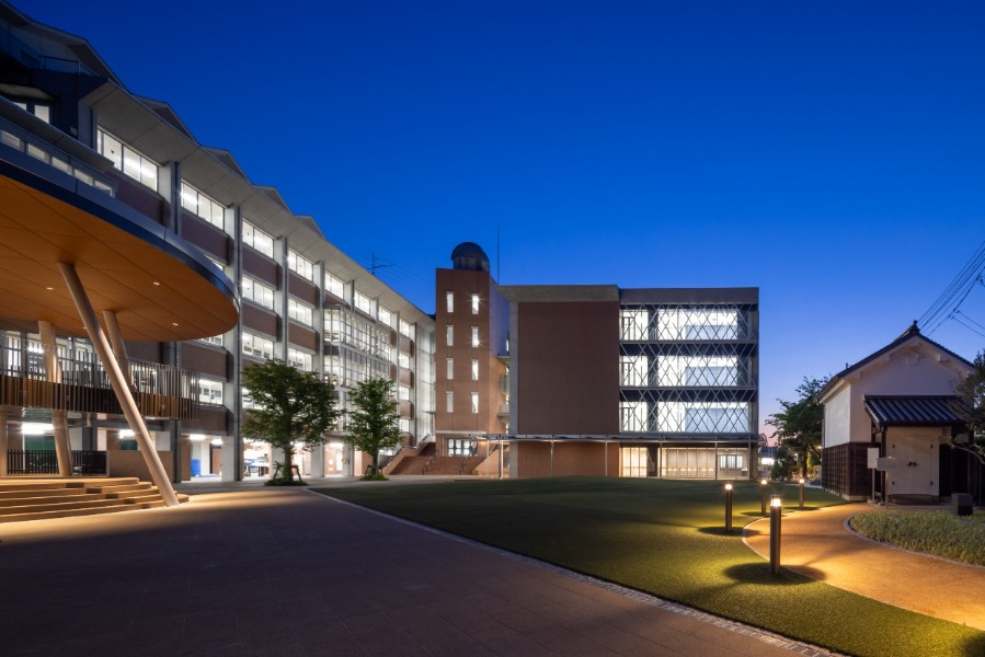 修道中学校・修道高等学校 - 北館（増築部）東面外観夕景