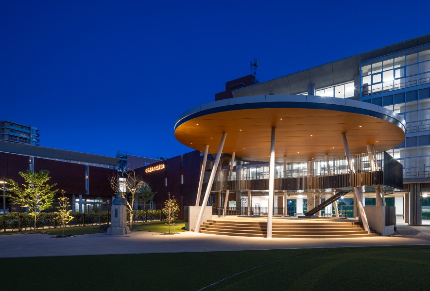 修道中学校・修道高等学校 - 修道デッキ外観夕景