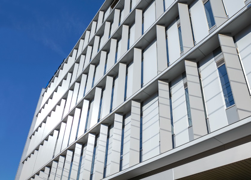 ソルコム皆実町ビル　外観東面見上げ