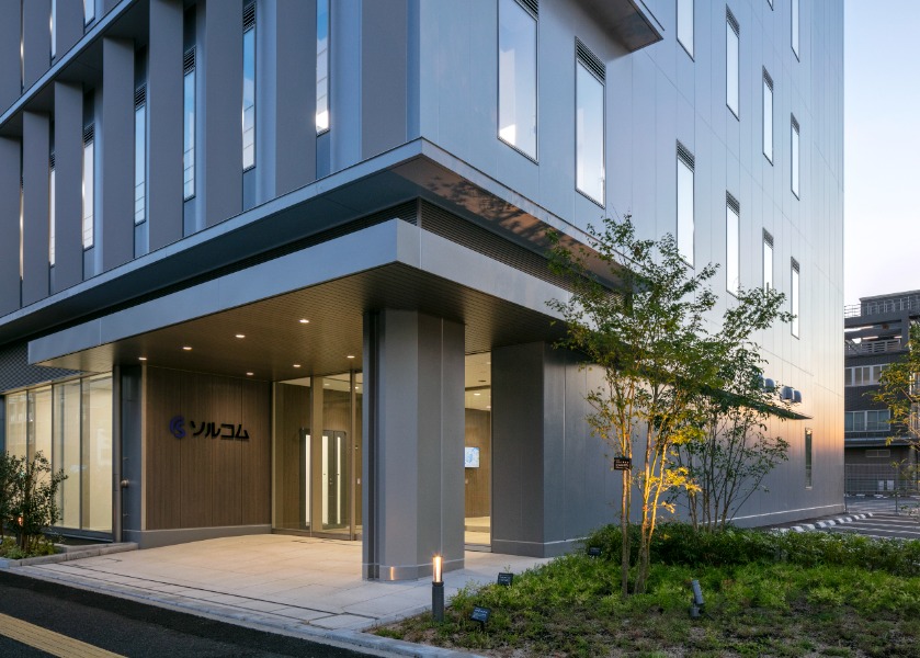 ソルコム皆実町ビル　外観アプローチ夕景