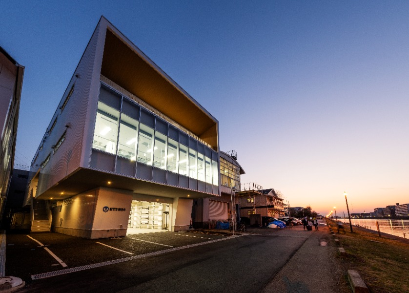 戸田艇庫 建物全景(夕景)
