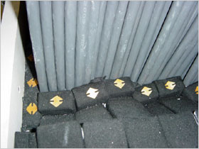 上側の耐火遮へい板を取外した防火措置工法内部の状態