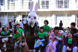 写真：生徒さんとエコロじぃ