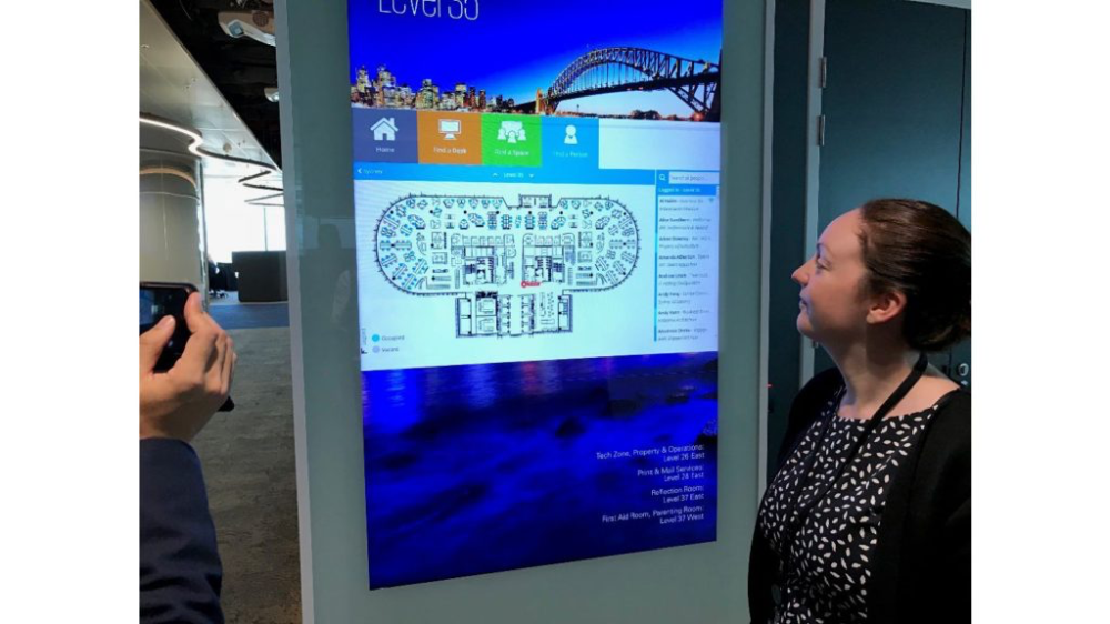 （写真）オフィス内の施設情報や、社員の位置情報、使用可能なスペース情報などを提供するタッチパネル（KPMGシドニーオフィス：筆者撮影）
