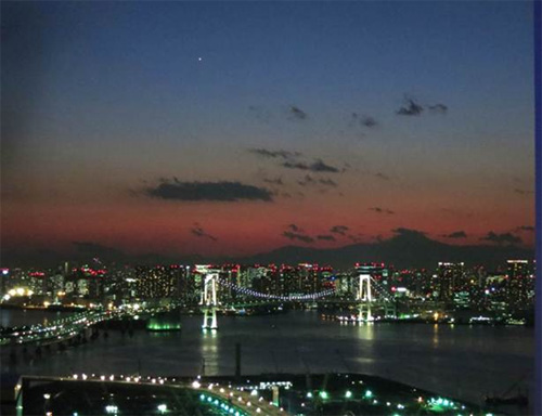 写真 「スカイラウンジ」からの眺めと夕焼け空に煌めく「金星」