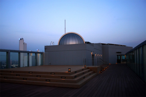 写真　「スカイラウンジ」と「天体観測ドーム」