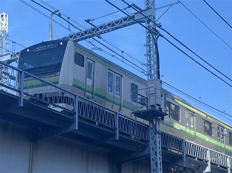 子どもを保育園へ送り届ける