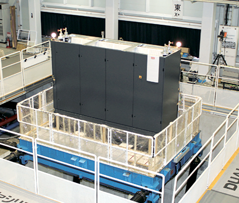 写真：3次元振動試験システム「DUAL FORCE」にて耐震試験を実施