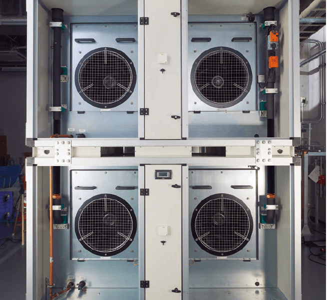 主要保守部品を背面(機械室側)に集めた設計