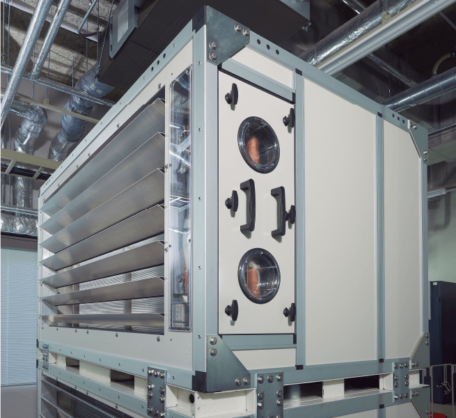 目視点検が可能なメンテナンス窓(サーバー室側)